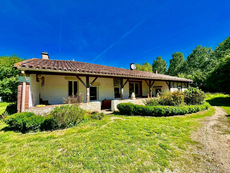Secteur Castelmoron-sur-Lot, en plein coeur du Lot-et-Garonne et proche de toutes les commodités, venez découvrir cette maison de plain-pied d'environ 164 m², construite en torchis et pierres, sur un terrain d'environ 8 955 m². Cette maison se compose d'u — photo 1