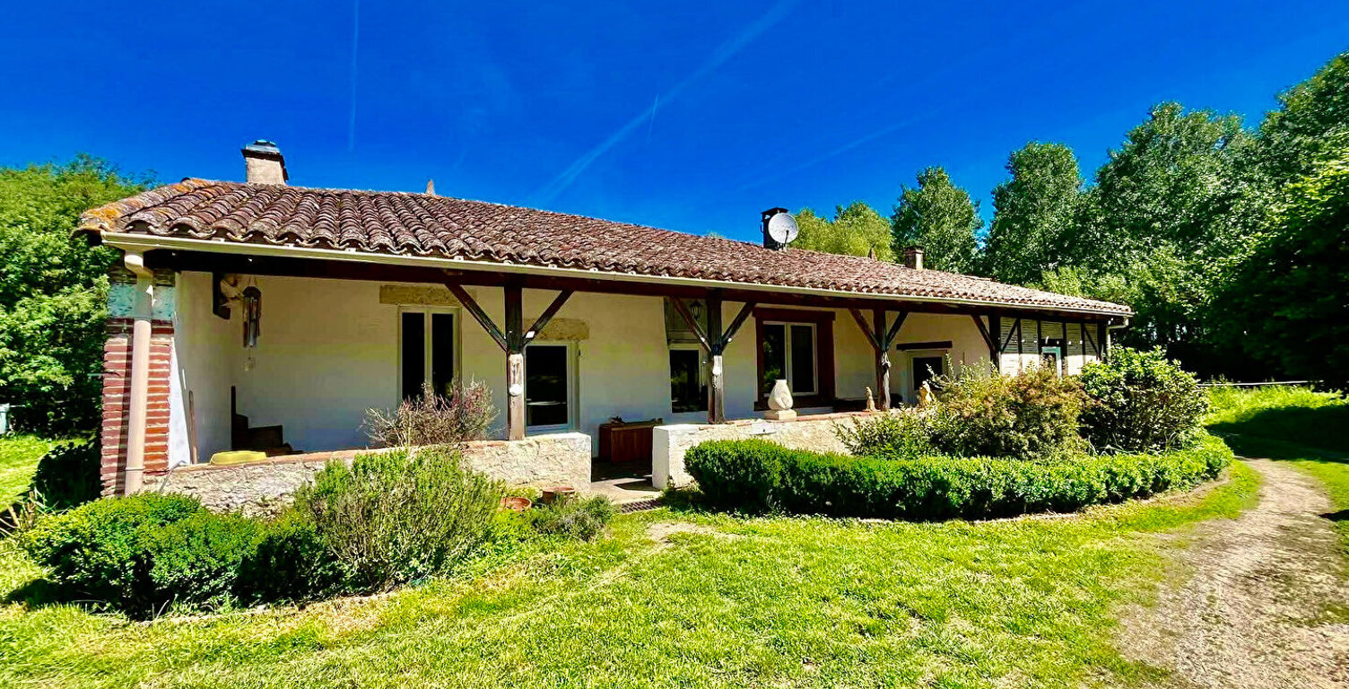 Secteur Castelmoron-sur-Lot, en plein coeur du Lot-et-Garonne et proche de toutes les commodités, venez découvrir cette maison de plain-pied d'environ 164 m², construite en torchis et pierres, sur un terrain d'environ 8 955 m². Cette maison se compose d'u — photo 1