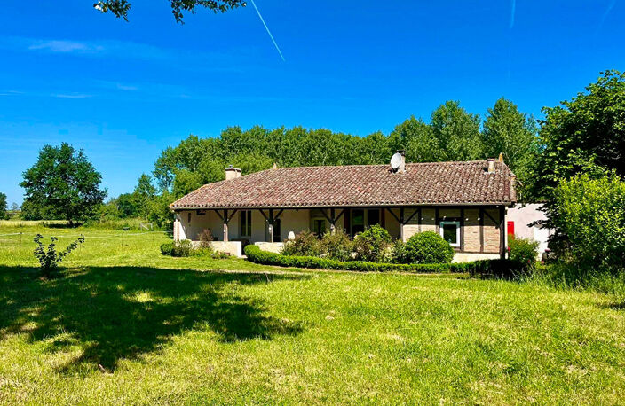 Secteur Castelmoron-sur-Lot, en plein coeur du Lot-et-Garonne et proche de toutes les commodités, venez découvrir cette maison de plain-pied d'environ 164 m², construite en torchis et pierres, sur un terrain d'environ 8 955 m². Cette maison se compose d'u — photo 2