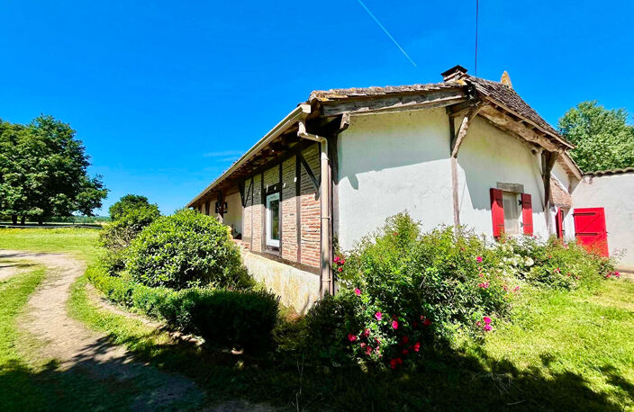 Secteur Castelmoron-sur-Lot, en plein coeur du Lot-et-Garonne et proche de toutes les commodités, venez découvrir cette maison de plain-pied d'environ 164 m², construite en torchis et pierres, sur un terrain d'environ 8 955 m². Cette maison se compose d'u — photo 3