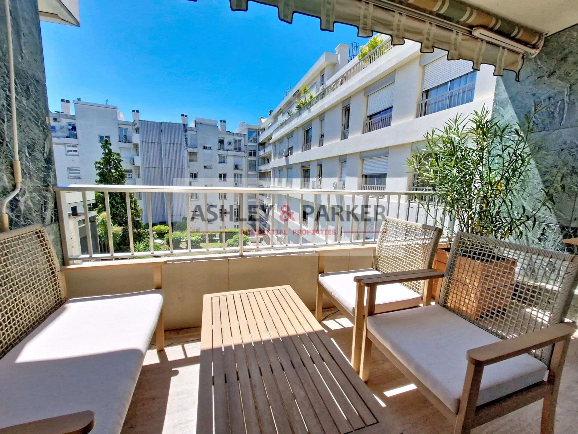 Terrasse ensoleillée au calme