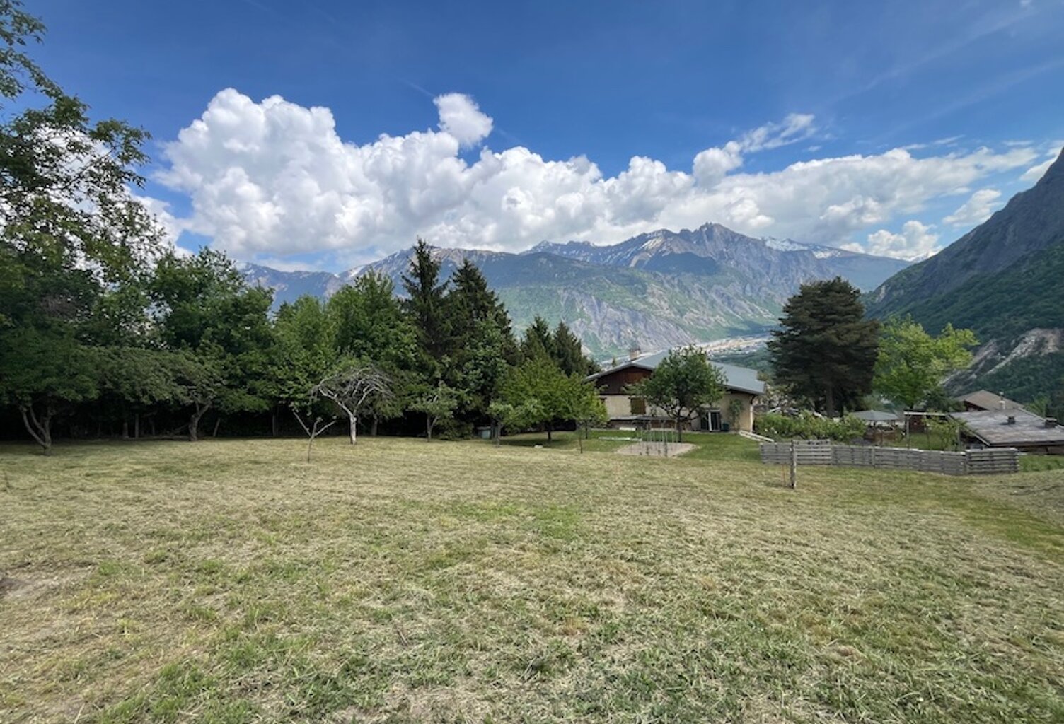 SAINT PANCRACE Sur les petites hauteurs de Saint Jean de Maurienne Magnifique parcelle de terrain constructible de 827 m²  — photo 1