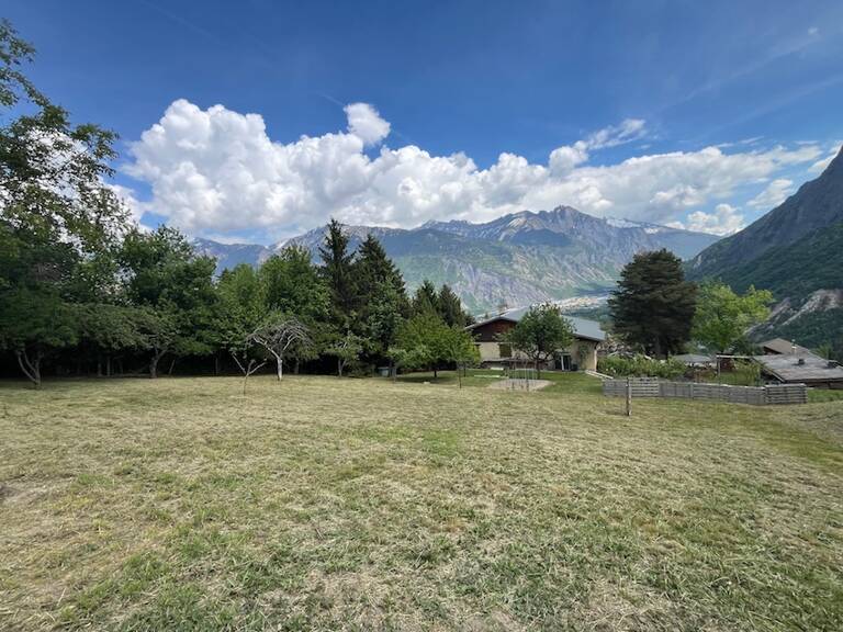 SAINT PANCRACE Sur les petites hauteurs de Saint Jean de Maurienne Magnifique parcelle de terrain constructible de 827 m²  — photo 1