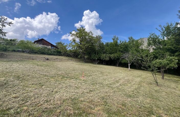 SAINT PANCRACE Sur les petites hauteurs de Saint Jean de Maurienne Magnifique parcelle de terrain constructible de 827 m²  — photo 3