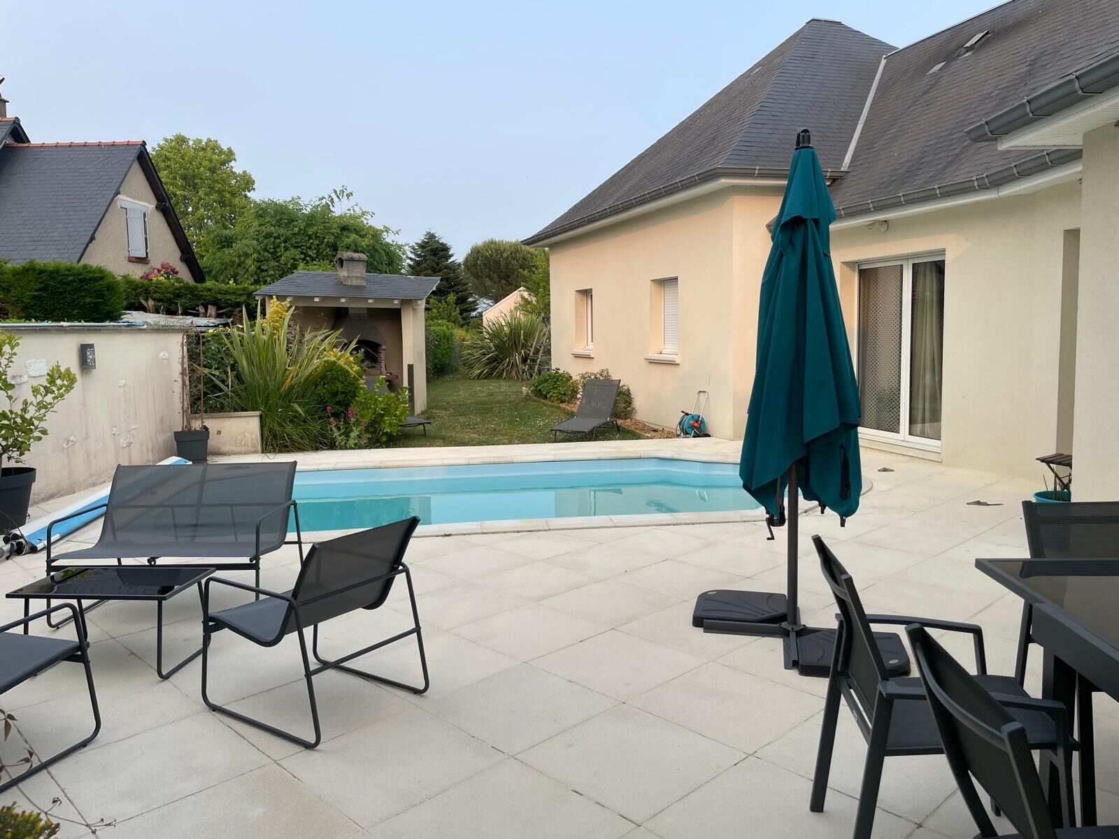 CONTEMPORAINE DE PLAIN PIED ELEGANTE NORD DE TOURS TERRAIN 1.400m² ARBORE PISCINE CHAUFFEE TERRASSE