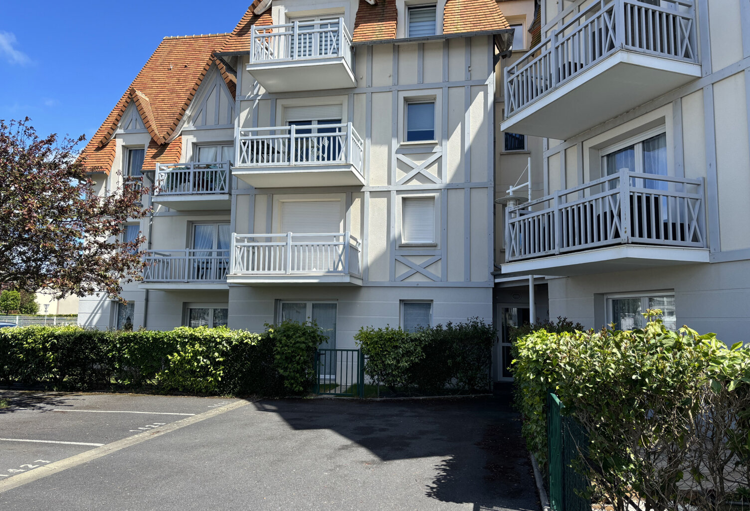 COURSEULLES SUR MER APPARTEMENT A VENDRE EN REZ DE JARDIN — photo 1