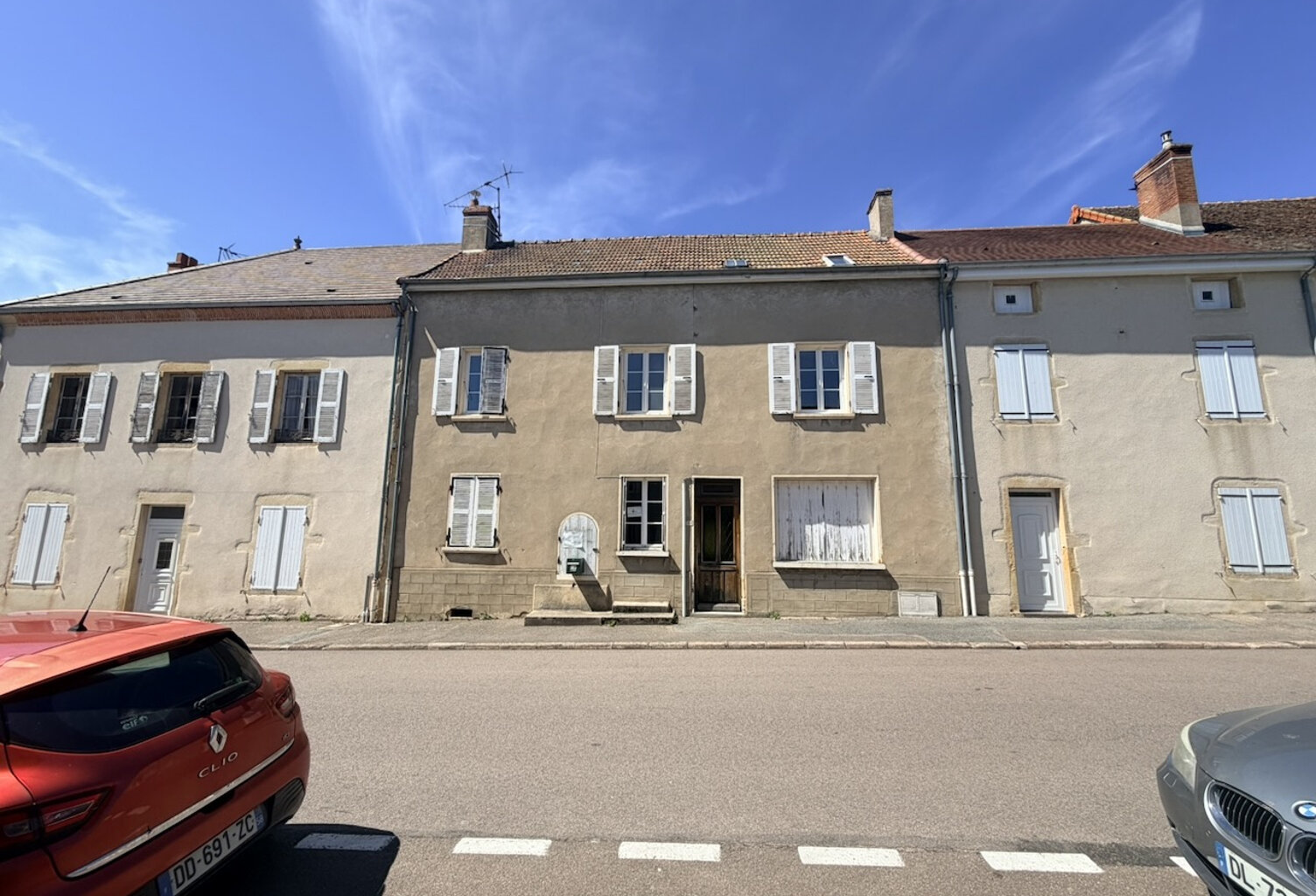 Maison de village à rénover, motoyenne par deux cotés. — photo 1