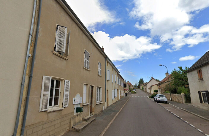 Maison de village à rénover, motoyenne par deux cotés. — photo 2