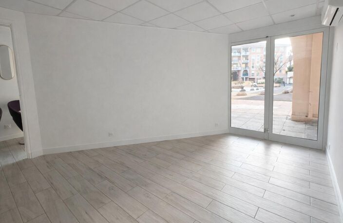 Local Professionnel 15 m² Traversant  Port Fréjus — photo 2