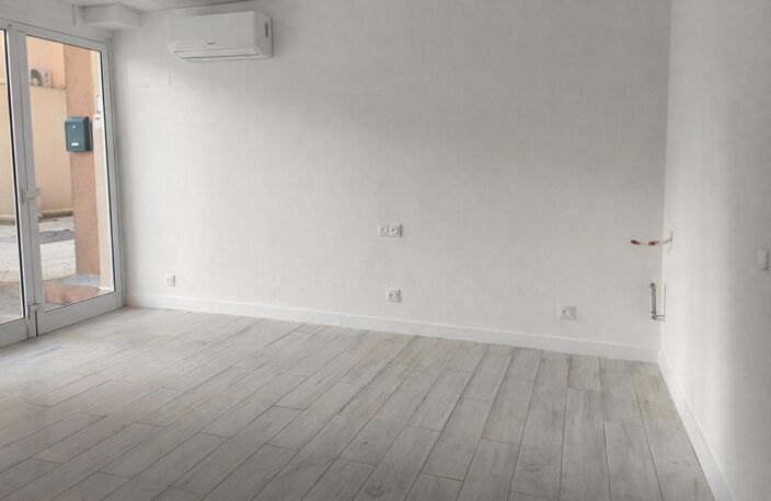 Local Professionnel 15 m² Traversant  Port Fréjus — photo 4