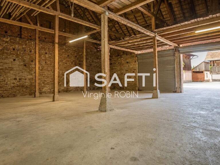 Propriété réhabilitée proposant de vastes hangars et 3 appartements indépendants — photo 1