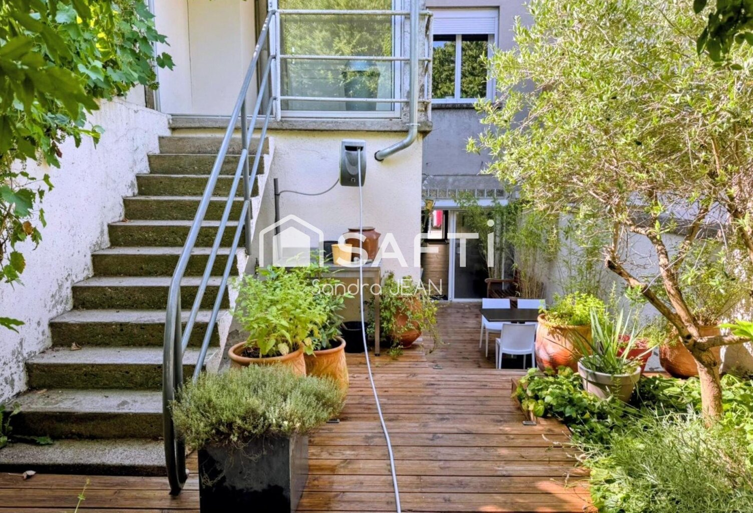 Immeuble d'habitation avec local commercial. — photo 1
