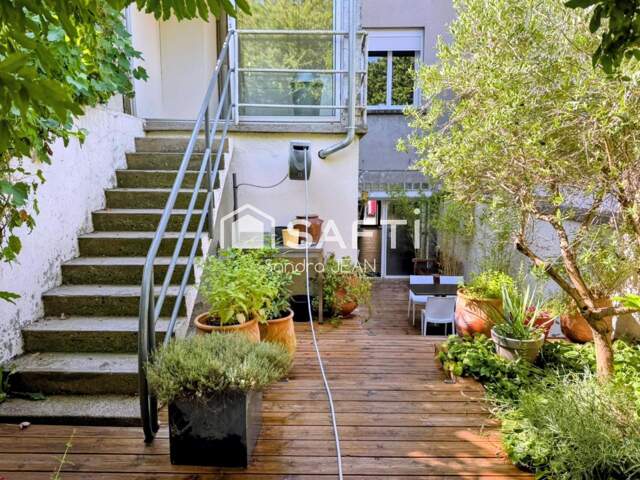 Immeuble d'habitation avec local commercial. — photo du bien