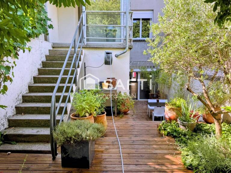Immeuble d'habitation avec local commercial. — photo 1