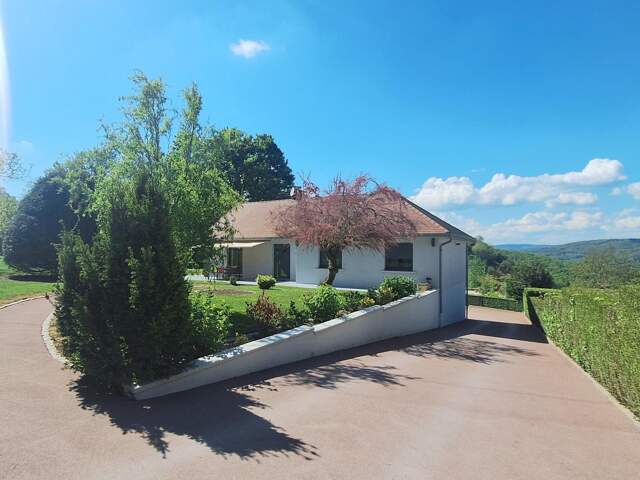 Propriété de 172m2 avec jardin, piscine creusée et vue dégagée. — photo du bien