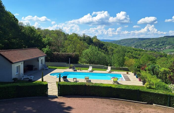 Propriété de 172m2 avec jardin, piscine creusée et vue dégagée. — photo 4