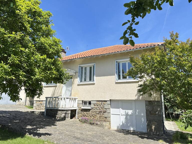 Centre ville, maison rénovée,4 chambres,2 garages sur terrain de 1030m² — photo 1