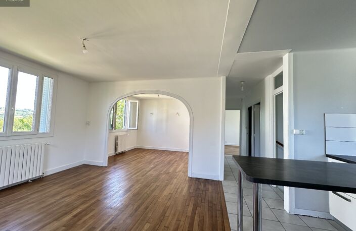 Centre ville, maison rénovée,4 chambres,2 garages sur terrain de 1030m² — photo 2