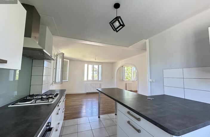 Centre ville, maison rénovée,4 chambres,2 garages sur terrain de 1030m² — photo 3
