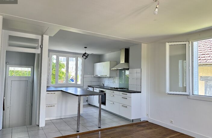Centre ville, maison rénovée,4 chambres,2 garages sur terrain de 1030m² — photo 4
