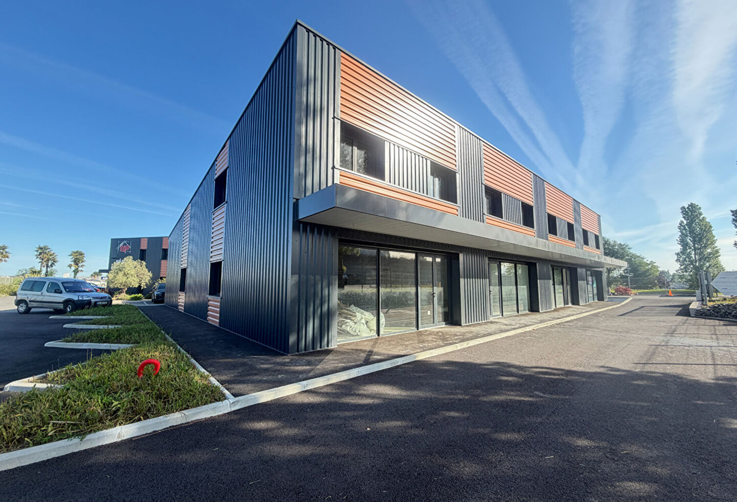 Local commercial 110M2 SERRES CASTET — photo 1