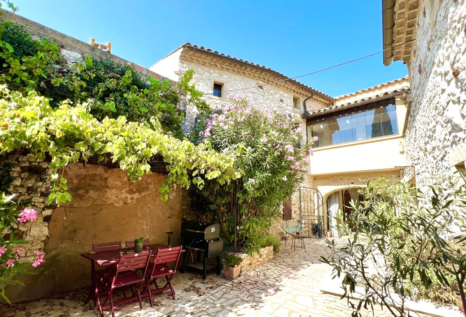 Ensemble immobilier en coeur de village — photo 1