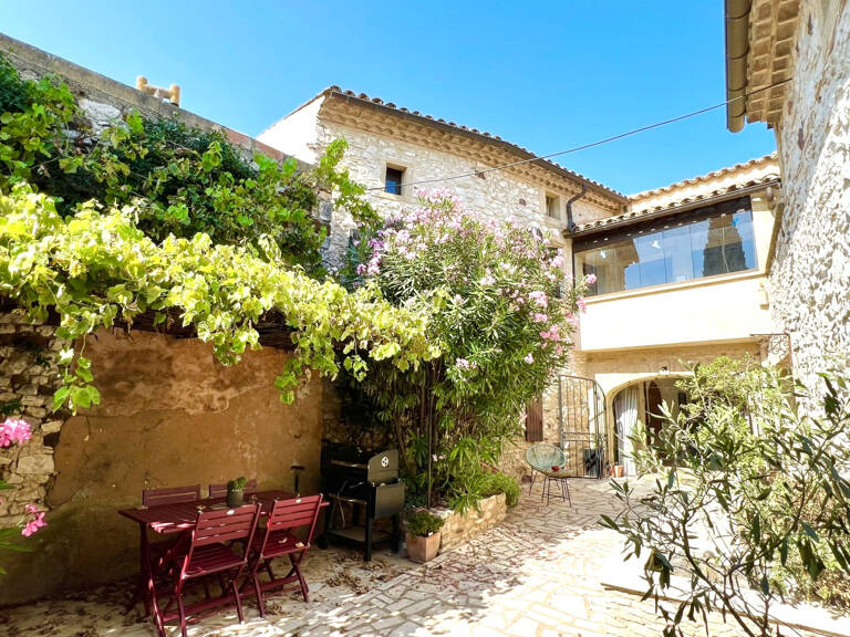 Ensemble immobilier en coeur de village — photo 1