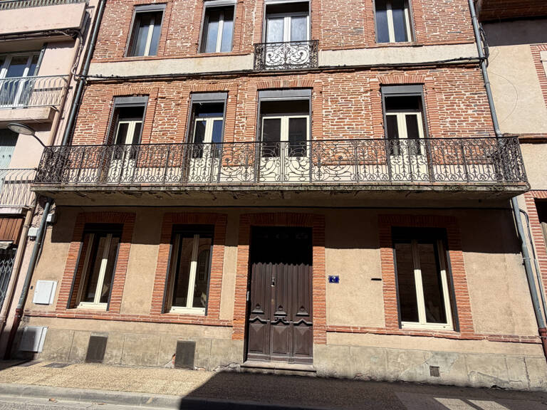 CASTELSARRASIN - MAISON DE VILLE AVEC GARAGE ET JARDIN — photo 1