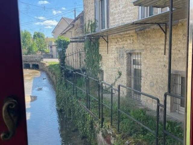 Grande maison entièrement rénovée avec 5 chambres à Montigny sur aube — photo du bien