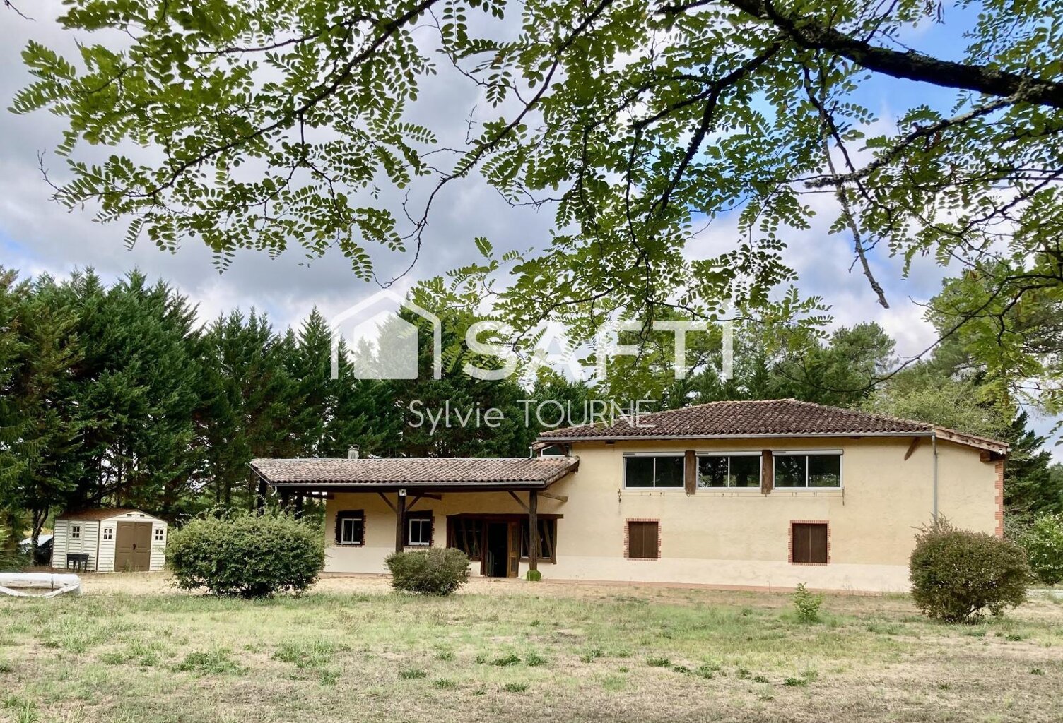 MAISON EN PIERRE ET PISCINE SUR TERRAIN DE 9173 m2 — photo 1