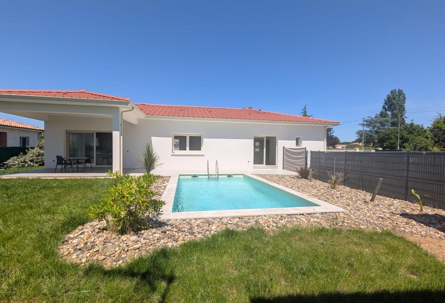 Maison contemporaine de 2024 avec piscine — photo 1