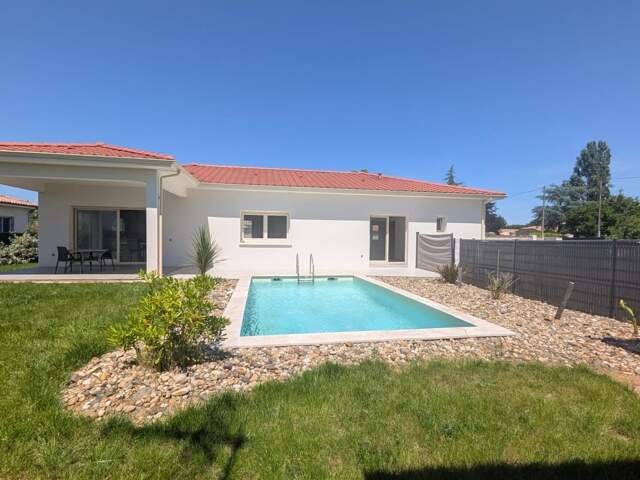 Maison contemporaine de 2024 avec piscine — photo du bien