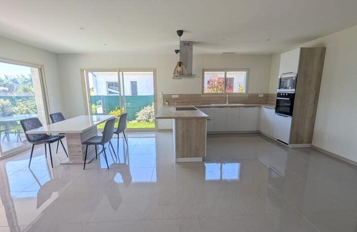 Maison contemporaine de 2024 avec piscine — photo 2