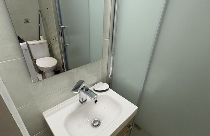 Appartement T1 Bis rénové avec balcon et parking privatif à — photo 4