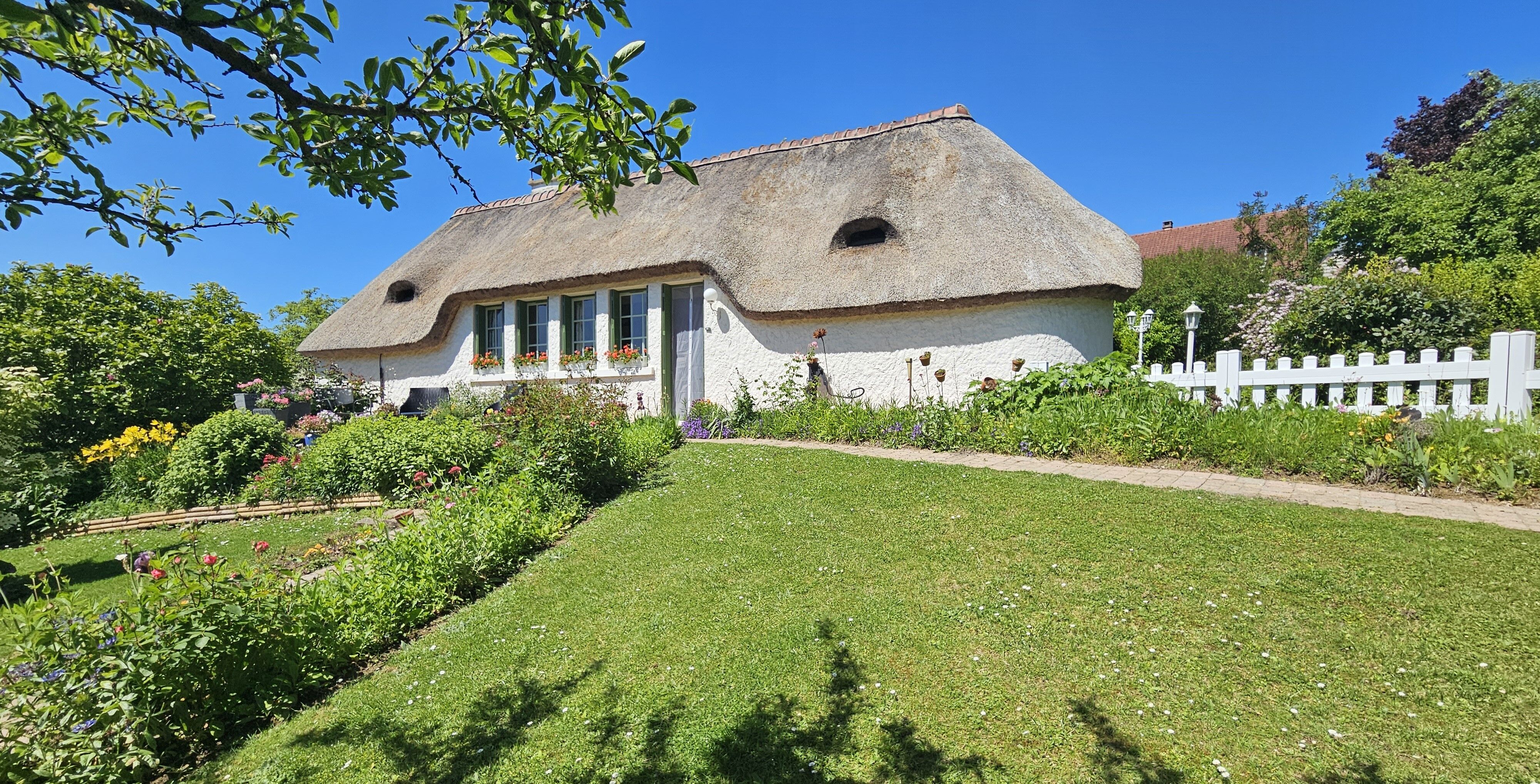 Magnifique chaumière de 146m², 4 chambres, avec jardin paysager et grand garage