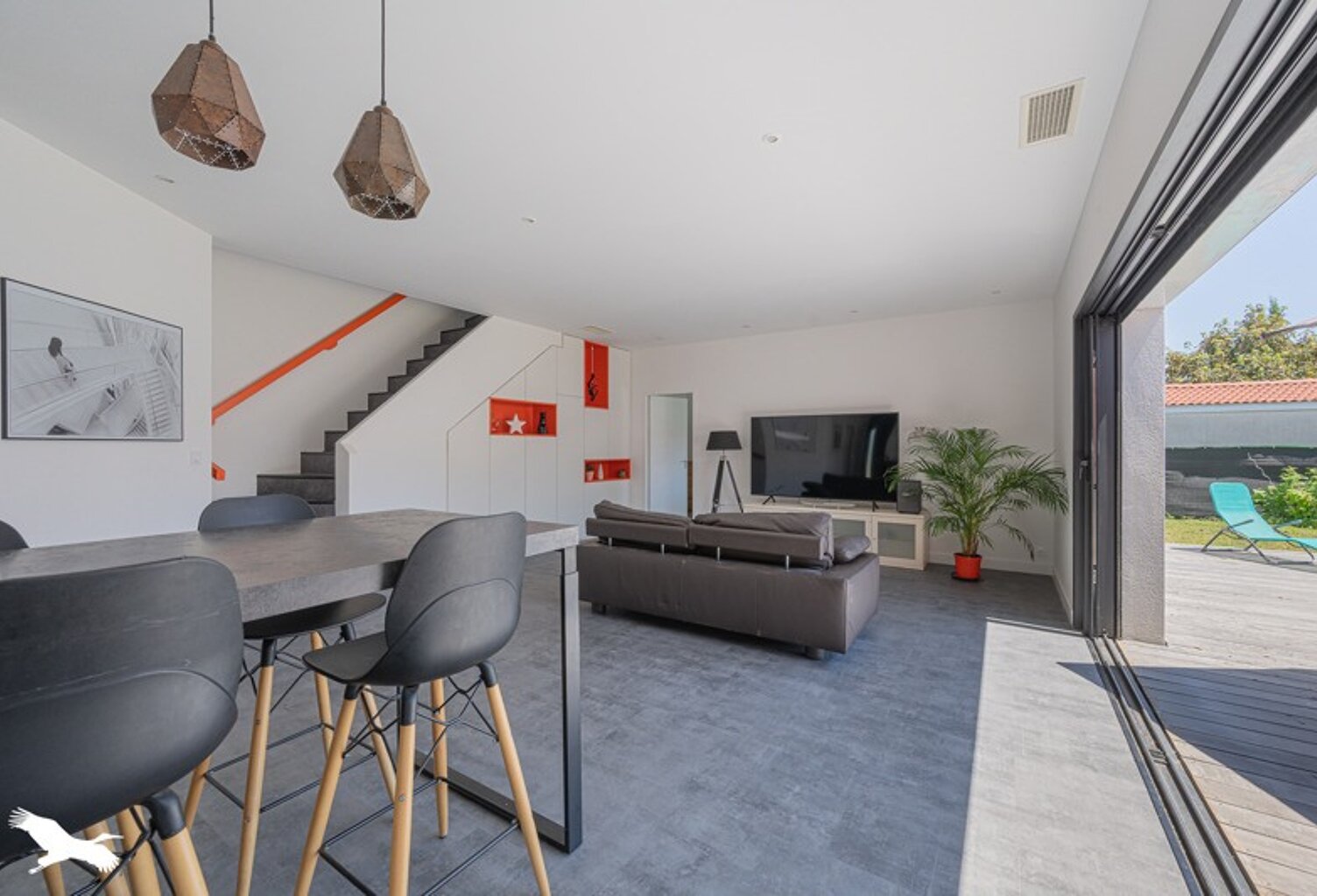 Contemporaine de 7 pièces principales — photo 1