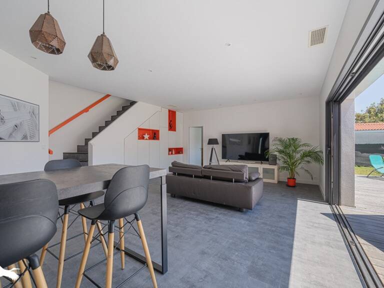 Contemporaine de 7 pièces principales — photo 1