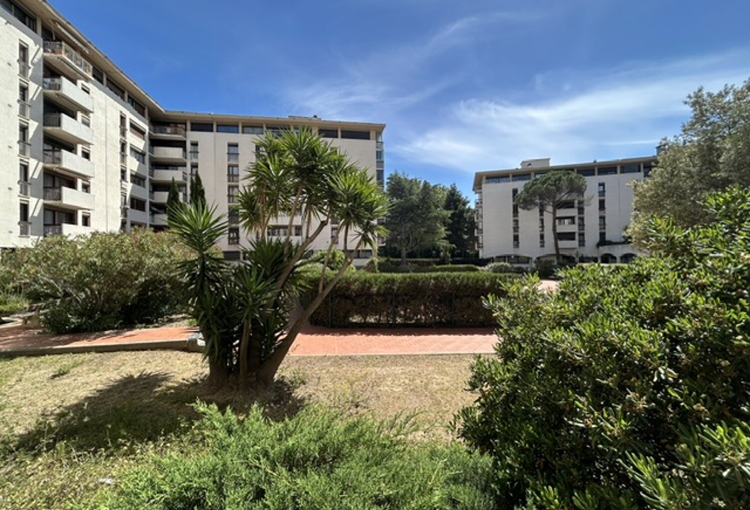 F4 RESIDENCE ANATOLE FRANCE — photo 1