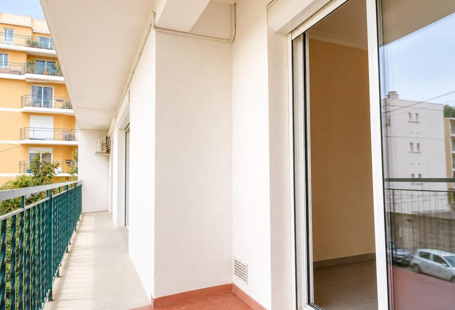 T4 proche Lycée Louise MICHEL — photo 1