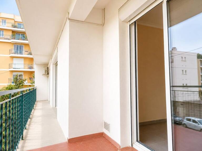 T4 proche Lycée Louise MICHEL — photo 1