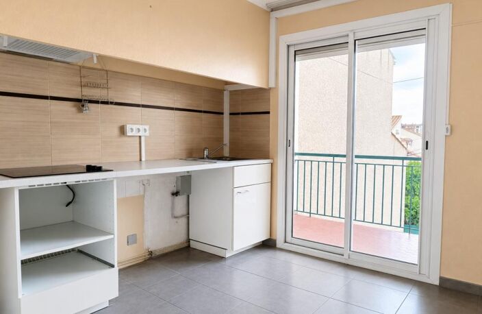 T4 proche Lycée Louise MICHEL — photo 3
