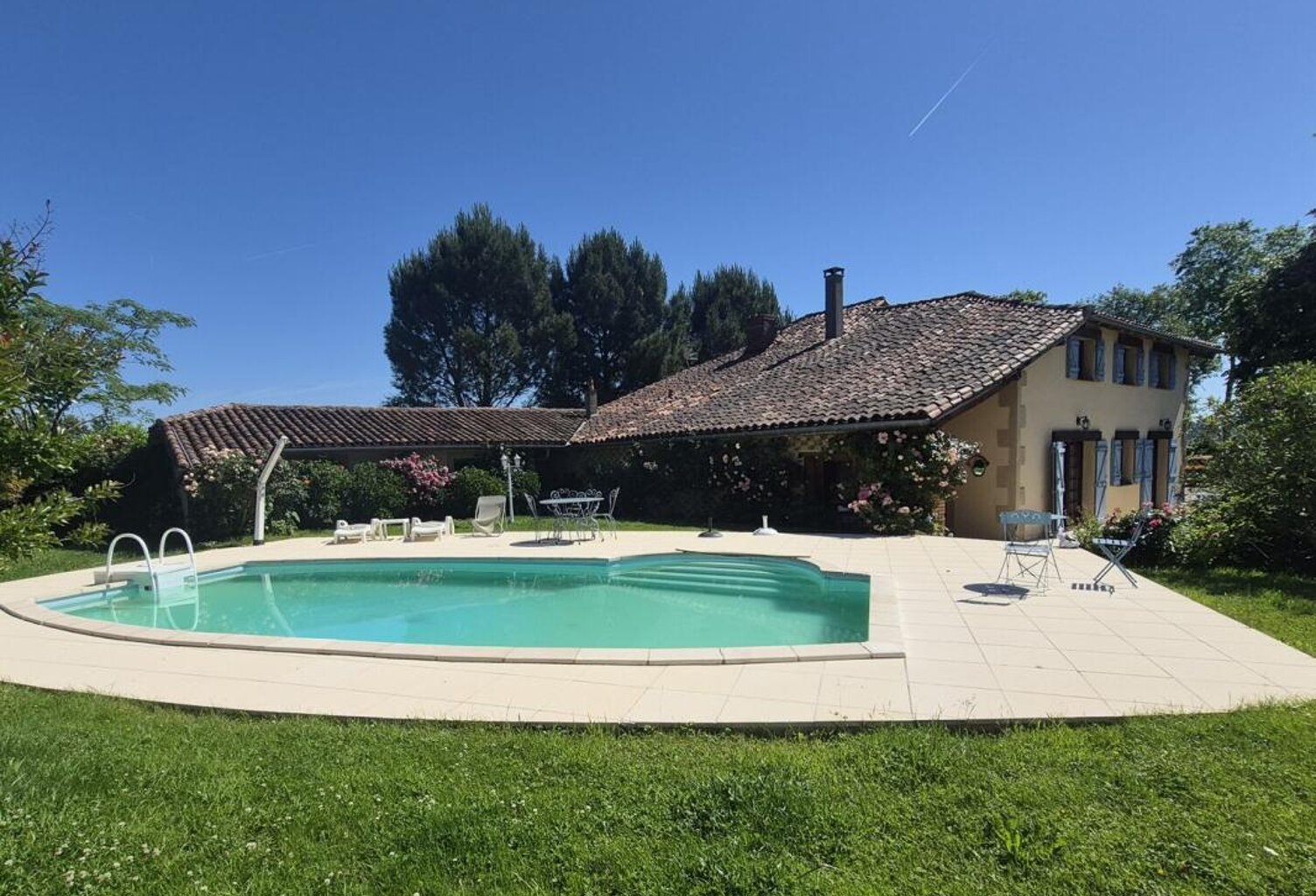 À vendre, proche Castelnau Magnoac (Hautes-Pyrénées): Belle maison gasconne rénovée avec palier en mezzanine, terrasses d'été, atelier/garage et piscine, situé dans un jardin de 7 679 m² avec une vue sur les montagnes et la campagne — photo 1