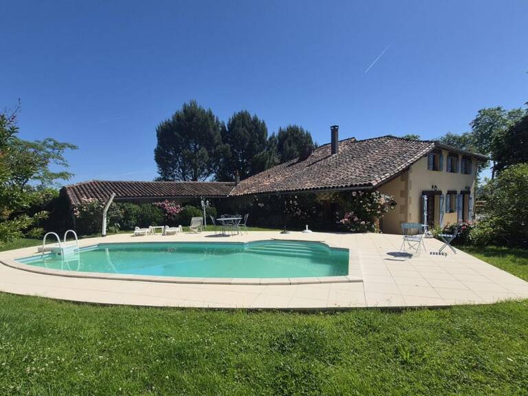 À vendre, proche Castelnau Magnoac (Hautes-Pyrénées): Belle maison gasconne rénovée avec palier en mezzanine, terrasses d'été, atelier/garage et piscine, situé dans un jardin de 7 679 m² avec une vue sur les montagnes et la campagne — photo 1