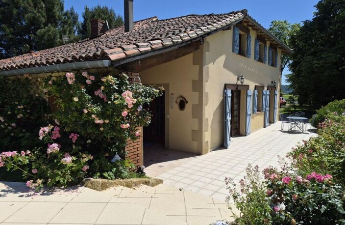 À vendre, proche Castelnau Magnoac (Hautes-Pyrénées): Belle maison gasconne rénovée avec palier en mezzanine, terrasses d'été, atelier/garage et piscine, situé dans un jardin de 7 679 m² avec une vue sur les montagnes et la campagne — photo 2