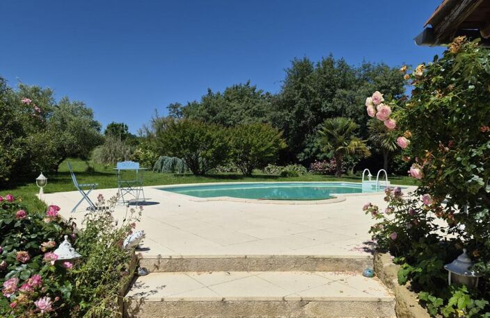 À vendre, proche Castelnau Magnoac (Hautes-Pyrénées): Belle maison gasconne rénovée avec palier en mezzanine, terrasses d'été, atelier/garage et piscine, situé dans un jardin de 7 679 m² avec une vue sur les montagnes et la campagne — photo 4