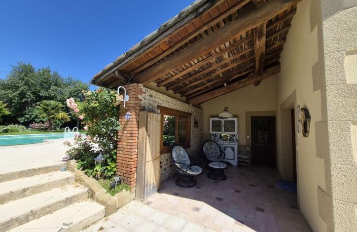 À vendre, proche Castelnau Magnoac (Hautes-Pyrénées): Belle maison gasconne rénovée avec palier en mezzanine, terrasses d'été, atelier/garage et piscine, situé dans un jardin de 7 679 m² avec une vue sur les montagnes et la campagne — photo 5