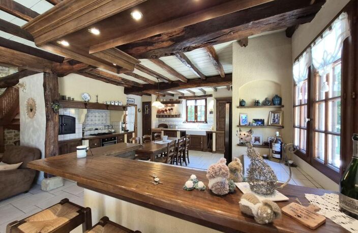 À vendre, proche Castelnau Magnoac (Hautes-Pyrénées): Belle maison gasconne rénovée avec palier en mezzanine, terrasses d'été, atelier/garage et piscine, situé dans un jardin de 7 679 m² avec une vue sur les montagnes et la campagne — photo 2