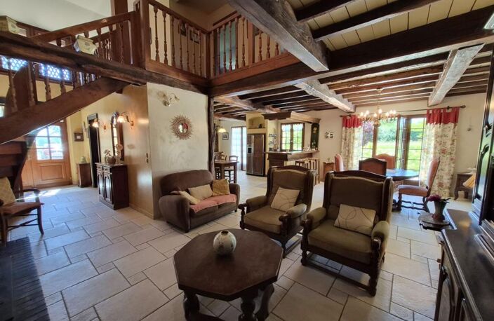 À vendre, proche Castelnau Magnoac (Hautes-Pyrénées): Belle maison gasconne rénovée avec palier en mezzanine, terrasses d'été, atelier/garage et piscine, situé dans un jardin de 7 679 m² avec une vue sur les montagnes et la campagne — photo 4