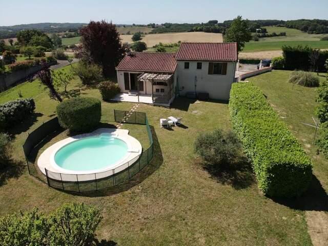 A vendre proche de Vic-Fezensac, Gers : maison de 3 chambres avec grand salon, vue sur les Pyrénées, jardin bien aménagé, garage et piscine. DPE : C — photo du bien