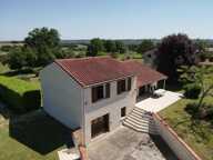 A vendre proche de Vic-Fezensac, Gers : maison de 3 chambres avec grand salon, vue sur les Pyrénées, jardin bien aménagé, garage et piscine. DPE : C — photo 2